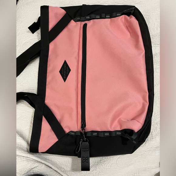 Sherpani Travel Tote Stride in Pink and Black. - Picture 2 of 6